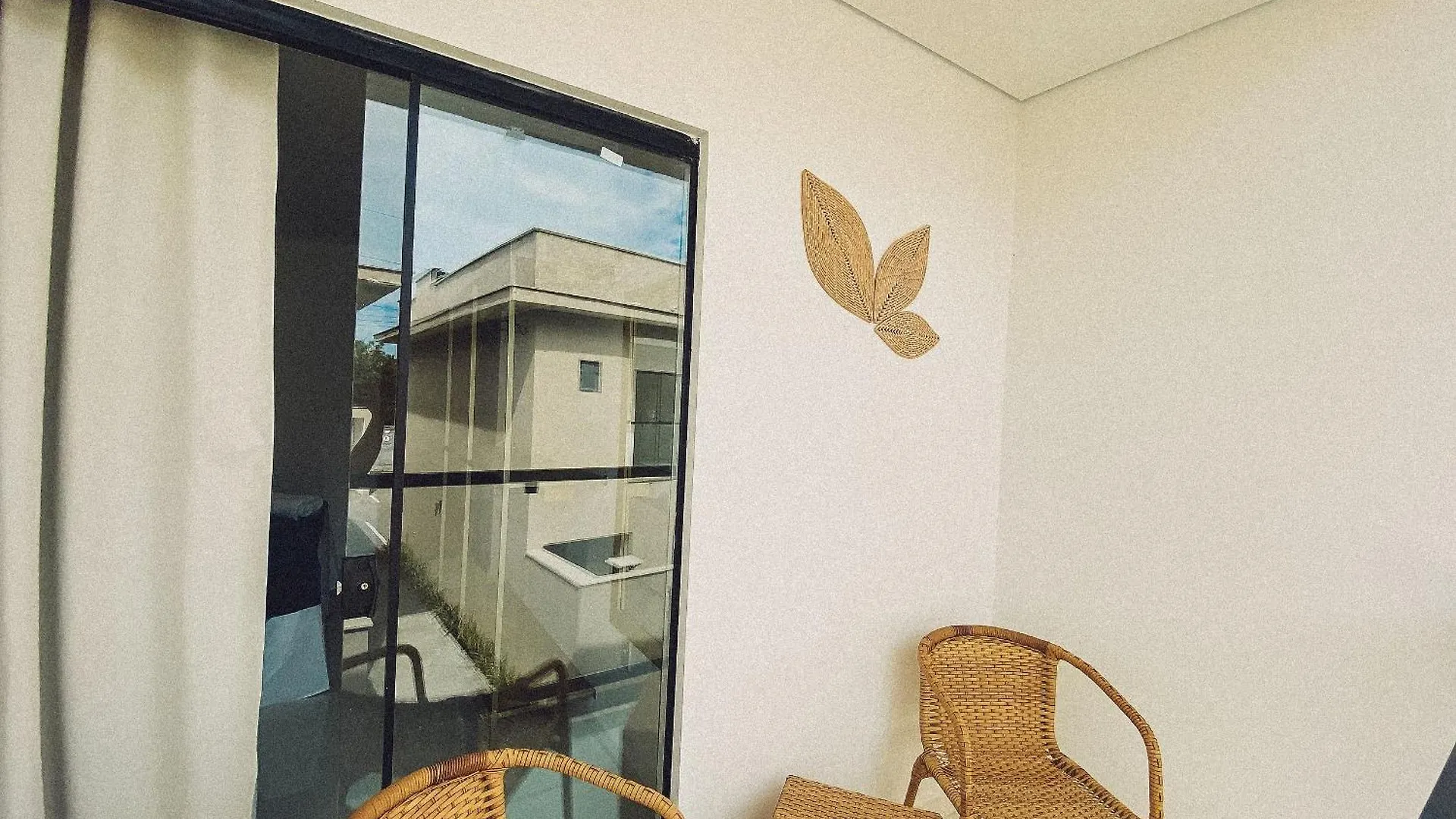 Casas Duplex Todas Com 3 Suiites Ambas Com Ar Condicionado, Varanda, Internet E Churrasqueira Privativa No Residencial Jardins De Taperpua 2 Codominio A Poucos Metros Da Praia De Taperapua, Com Piscina E Area Gourmet. Порту-Сегуру Бразилия