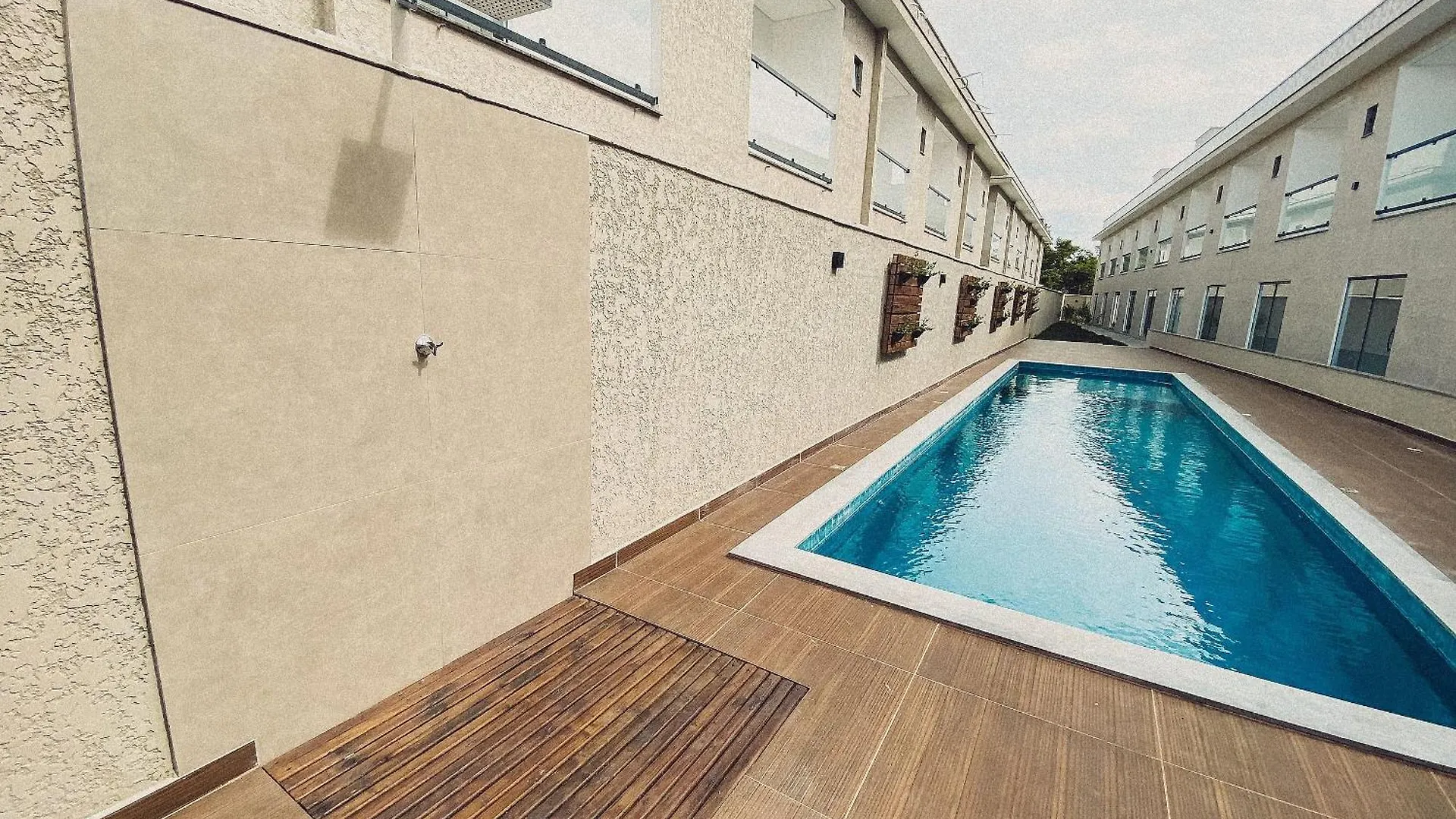 Casas Duplex Todas Com 3 Suiites Ambas Com Ar Condicionado, Varanda, Internet E Churrasqueira Privativa No Residencial Jardins De Taperpua 2 Codominio A Poucos Metros Da Praia De Taperapua, Com Piscina E Area Gourmet. Порту-Сегуру