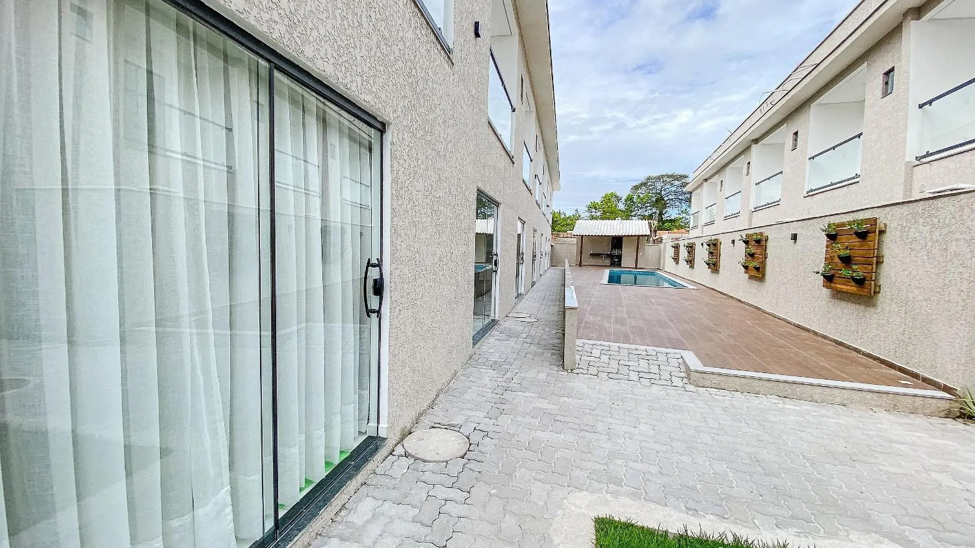 Casas Duplex Todas Com 3 Suiites Ambas Com Ar Condicionado, Varanda, Internet E Churrasqueira Privativa No Residencial Jardins De Taperpua 2 Codominio A Poucos Metros Da Praia De Taperapua, Com Piscina E Area Gourmet. Порту-Сегуру