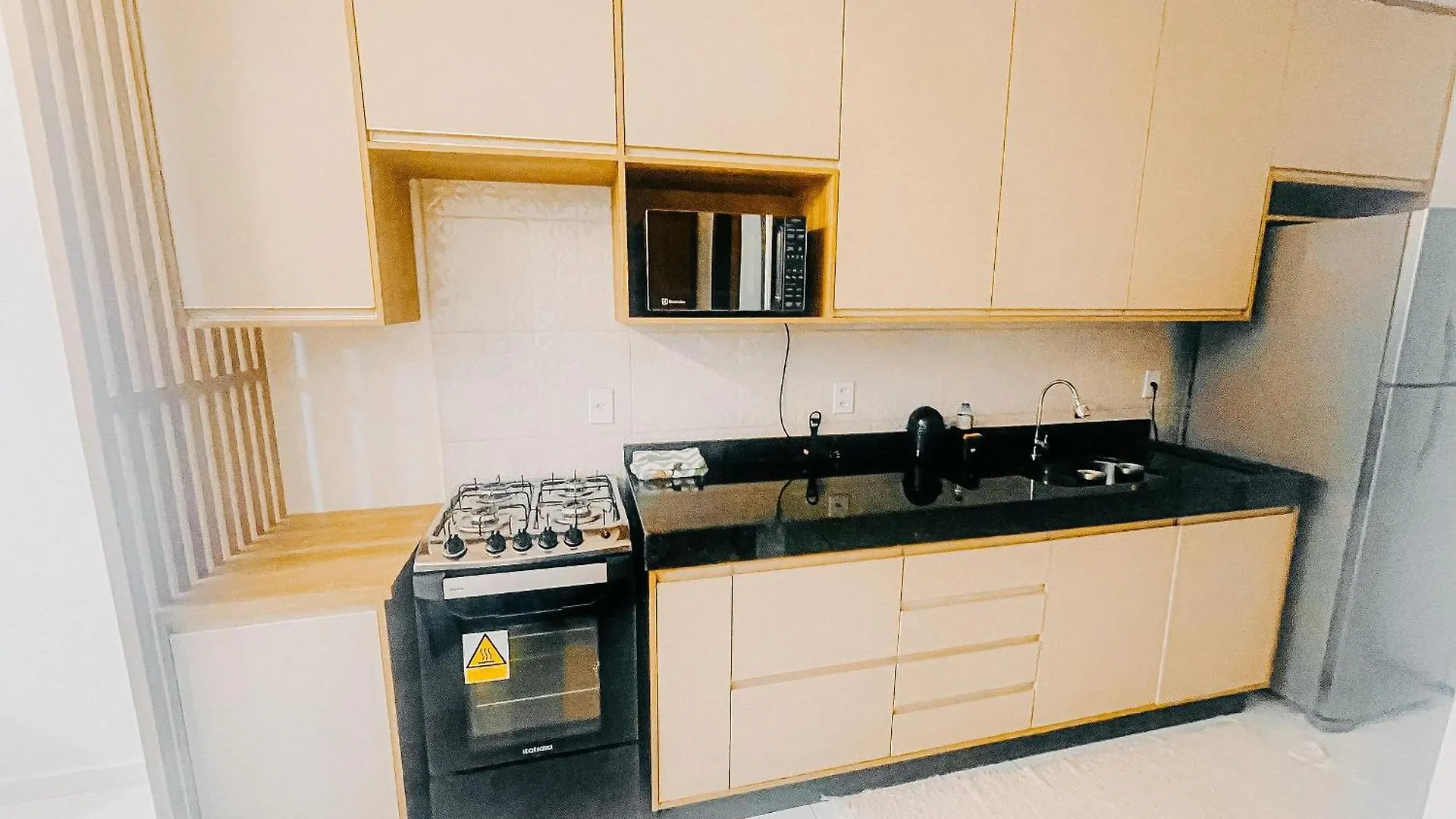 Casas Duplex Todas Com 3 Suiites Ambas Com Ar Condicionado, Varanda, Internet E Churrasqueira Privativa No Residencial Jardins De Taperpua 2 Codominio A Poucos Metros Da Praia De Taperapua, Com Piscina E Area Gourmet. Порту-Сегуру