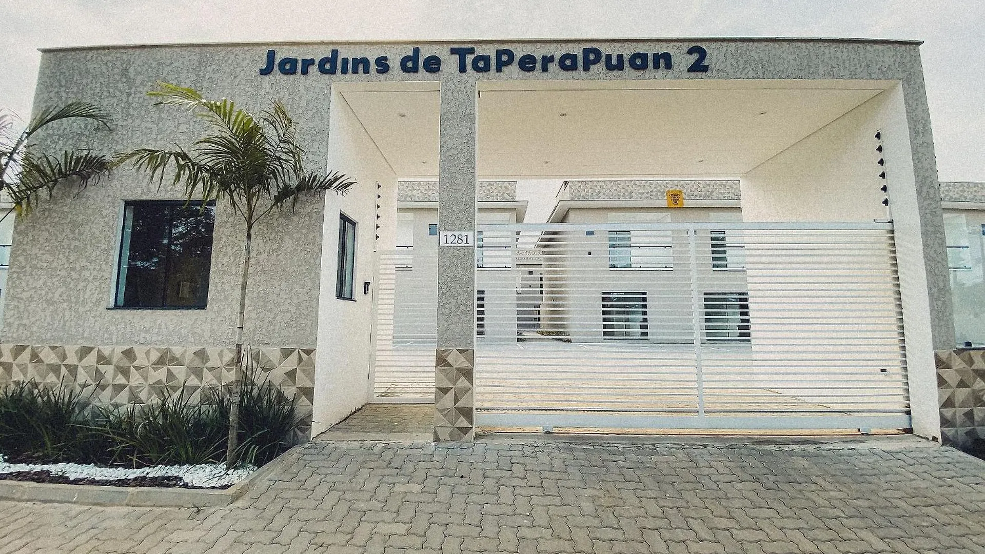Casas Duplex Todas Com 3 Suiites Ambas Com Ar Condicionado, Varanda, Internet E Churrasqueira Privativa No Residencial Jardins De Taperpua 2 Codominio A Poucos Metros Da Praia De Taperapua, Com Piscina E Area Gourmet. Porto Seguro Tatil Evi