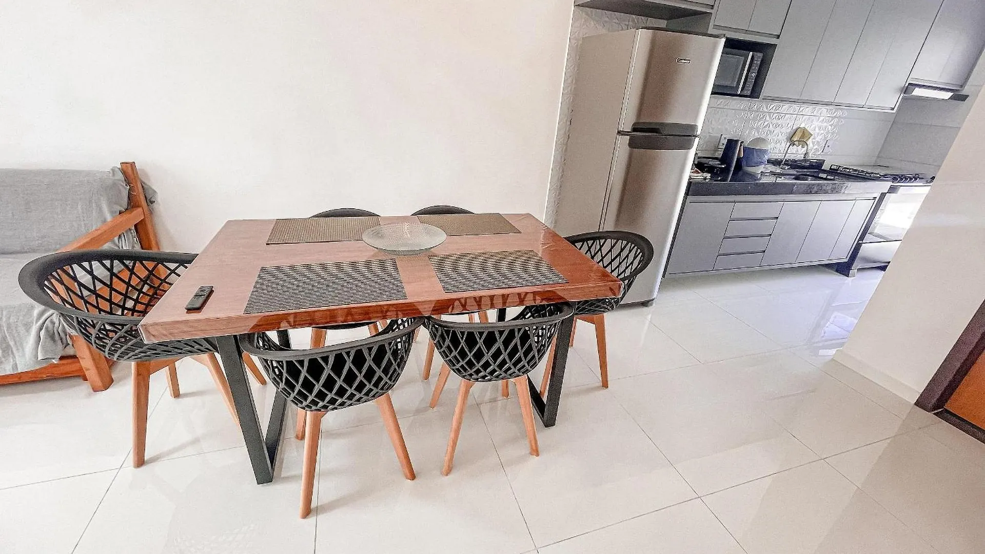 Casas Duplex Todas Com 3 Suiites Ambas Com Ar Condicionado, Varanda, Internet E Churrasqueira Privativa No Residencial Jardins De Taperpua 2 Codominio A Poucos Metros Da Praia De Taperapua, Com Piscina E Area Gourmet. Porto Seguro