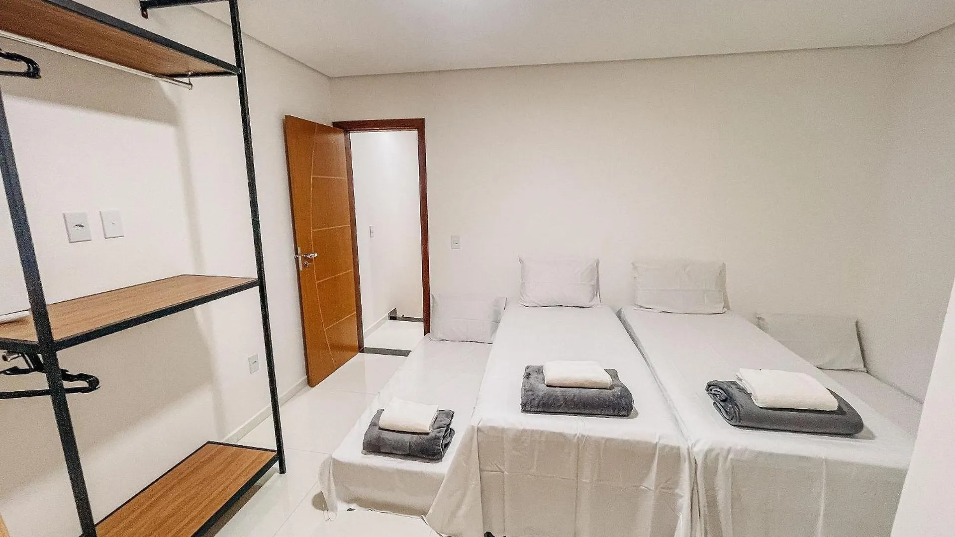 Casas Duplex Todas Com 3 Suiites Ambas Com Ar Condicionado, Varanda, Internet E Churrasqueira Privativa No Residencial Jardins De Taperpua 2 Codominio A Poucos Metros Da Praia De Taperapua, Com Piscina E Area Gourmet. Porto Seguro Tatil Evi