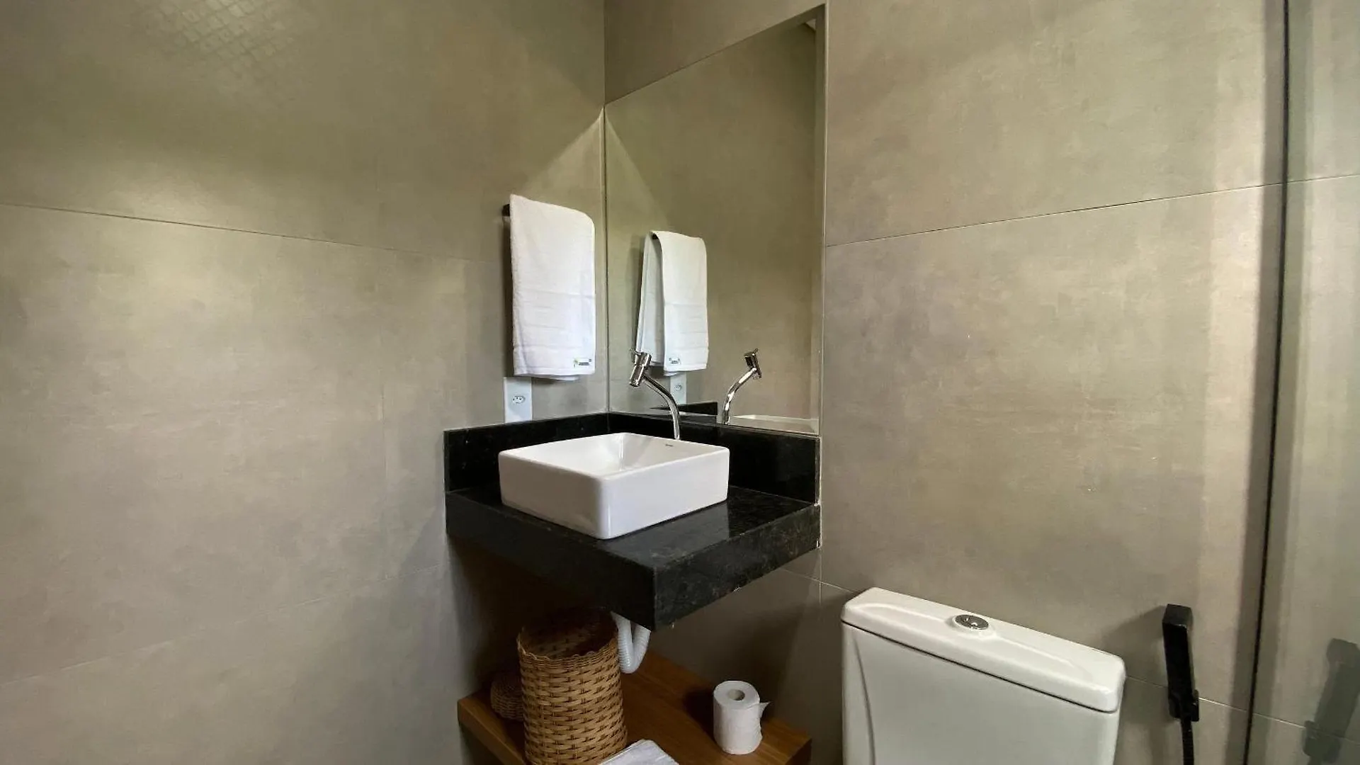 Casas Duplex Todas Com 3 Suiites Ambas Com Ar Condicionado, Varanda, Internet E Churrasqueira Privativa No Residencial Jardins De Taperpua 2 Codominio A Poucos Metros Da Praia De Taperapua, Com Piscina E Area Gourmet. Porto Seguro
