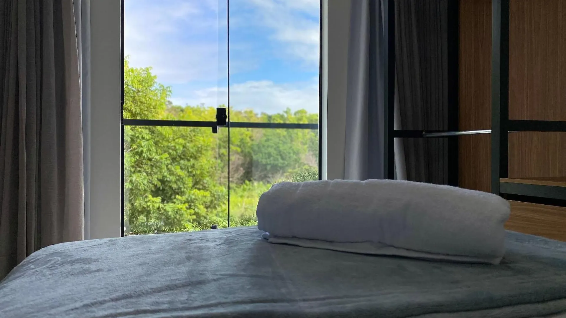 Casas Duplex Todas Com 3 Suiites Ambas Com Ar Condicionado, Varanda, Internet E Churrasqueira Privativa No Residencial Jardins De Taperpua 2 Codominio A Poucos Metros Da Praia De Taperapua, Com Piscina E Area Gourmet. Porto Seguro 0*,  Brezilya